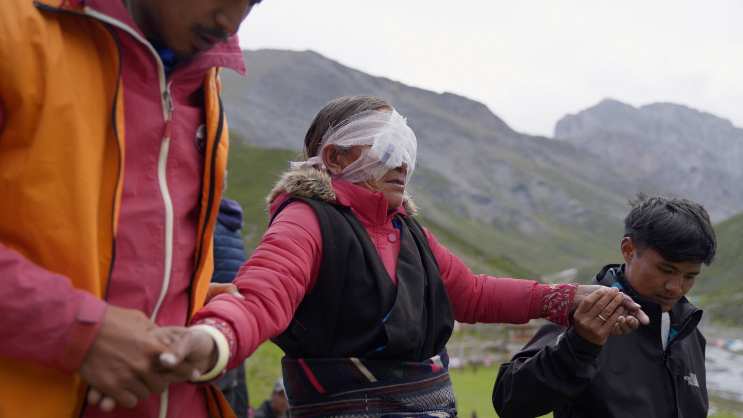 "Der Blindenheiler – Augenlicht für die Armen": Eine Frau, die am grauen Star operiert wurde.