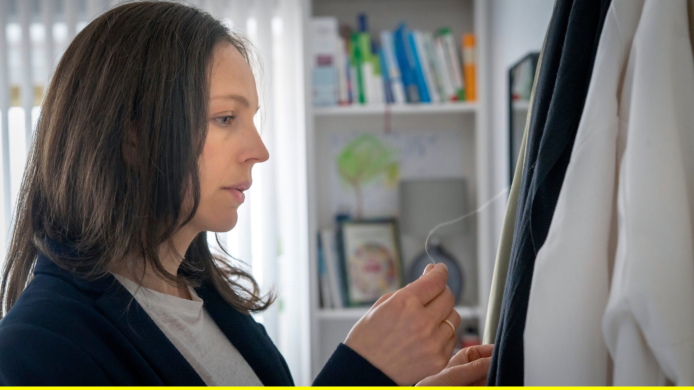 "Ein Schritt zum Abgrund (1/2)": Jana (Petra Schmidt-Schaller) findet ein blondes Haar auf dem Schal ihres Mannes.
