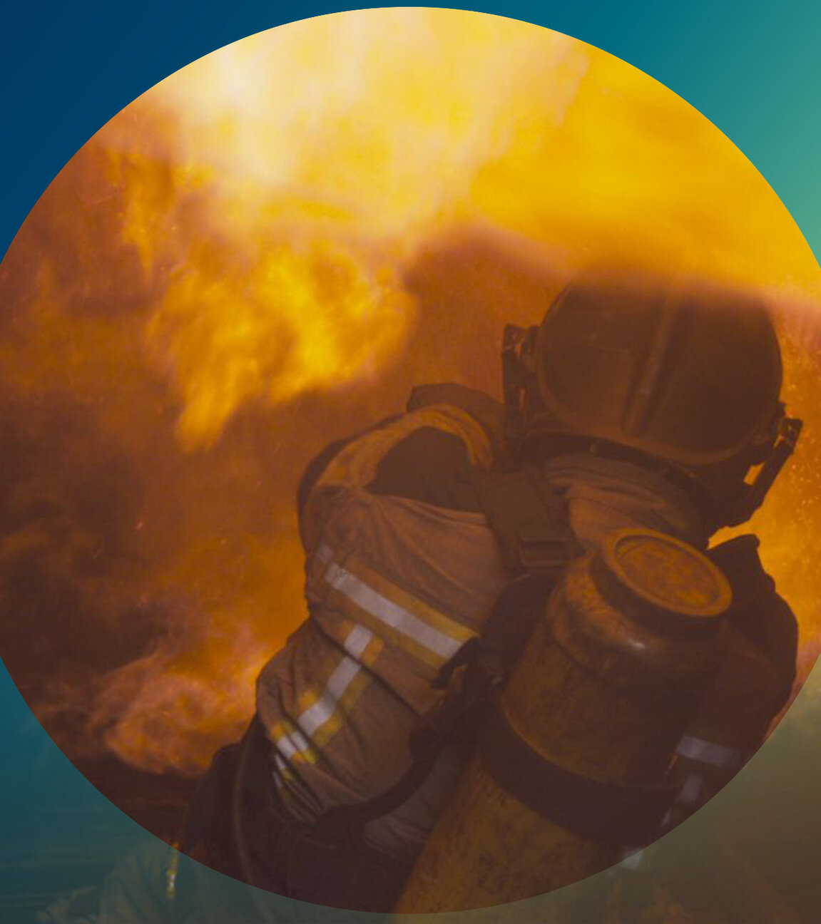 "planet e.: Leben am Limit - Der Kampf mit den vier Elementen": Feuerwehrmann Pako Rivas steht in voller Ausrüstung mit dem Rücken zur Kamera vor einem Feuer.