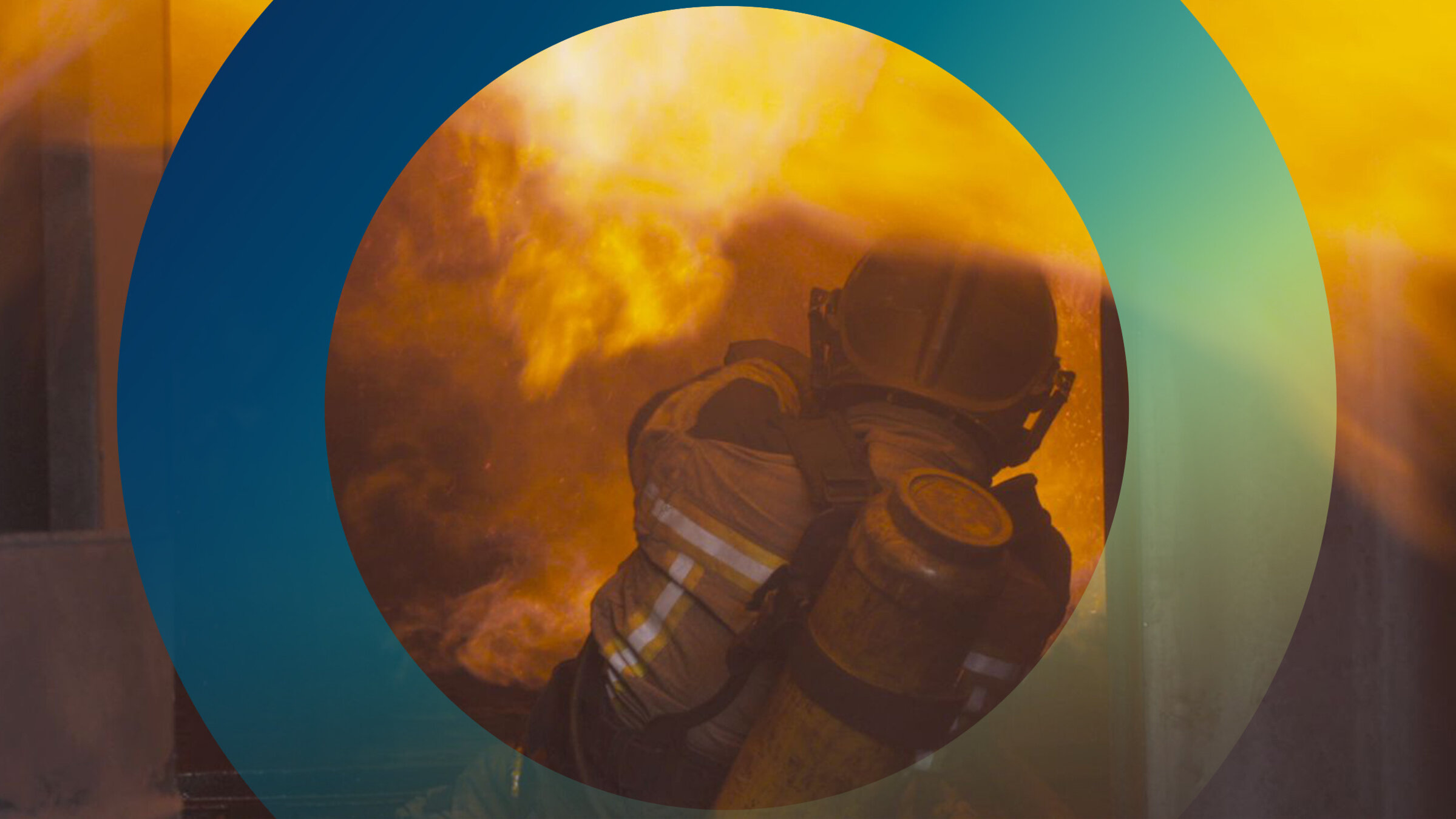 "planet e.: Leben am Limit - Der Kampf mit den vier Elementen": Feuerwehrmann Pako Rivas steht in voller Ausrüstung mit dem Rücken zur Kamera vor einem Feuer.