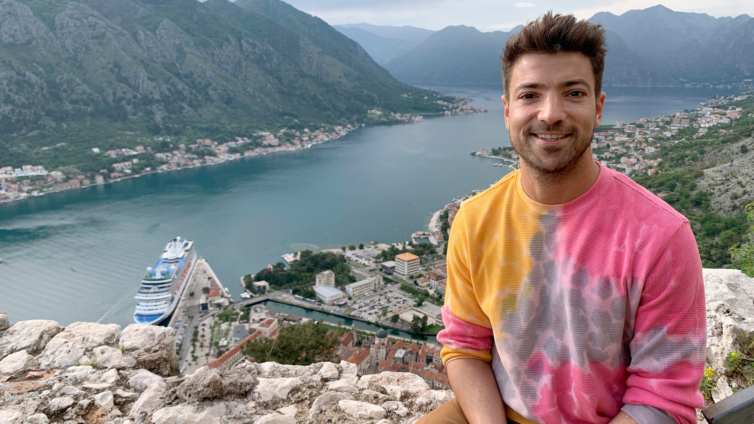 "Montenegro": Moderator Ramon Babazadeh startet seine Reise durch Montenegro in der Bucht von Kotor, die als südlichster Fjord Europas bezeichnet wird.
