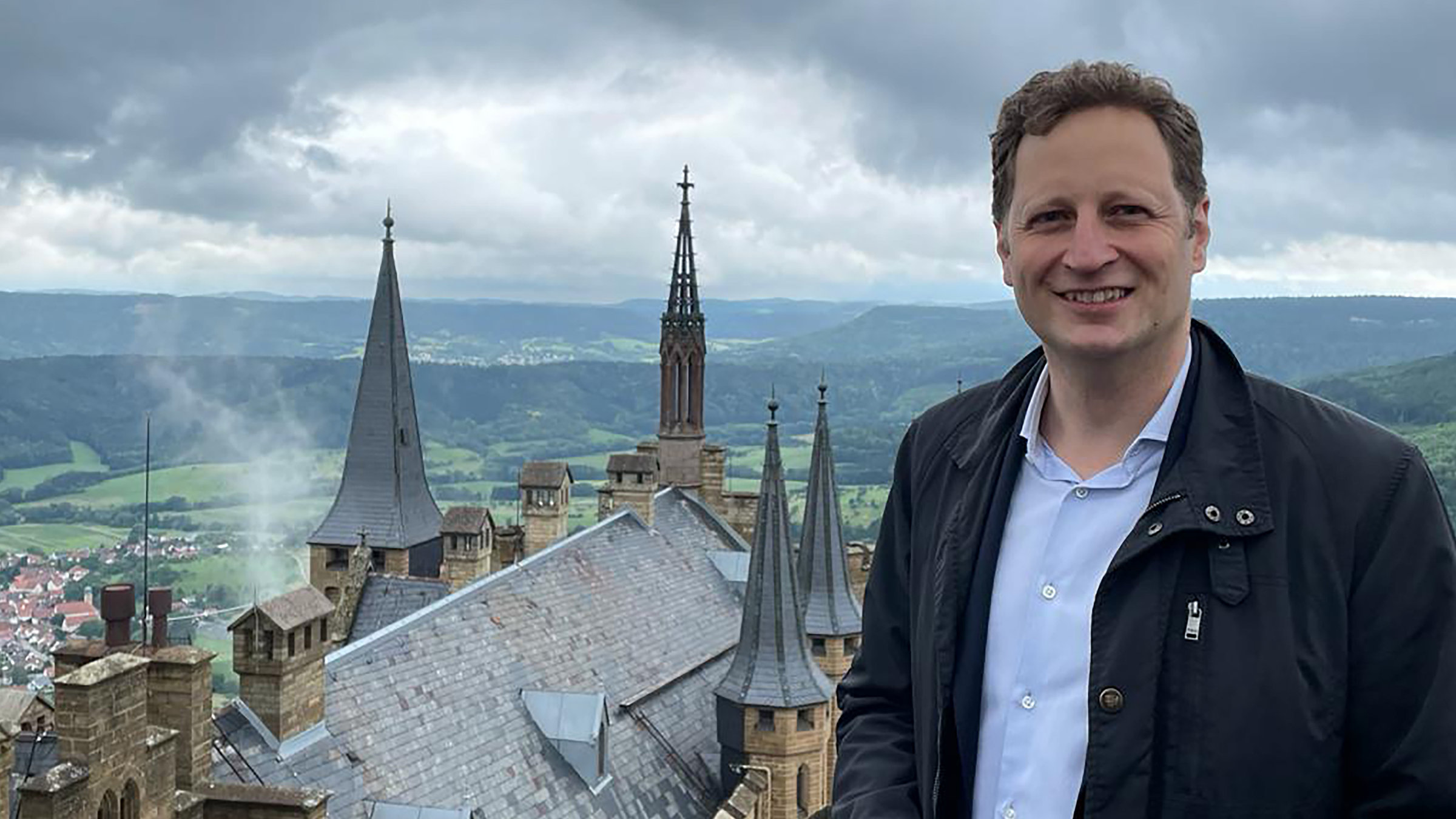 Die Schätze des Kaisers vor Gericht: Mann vor Burg