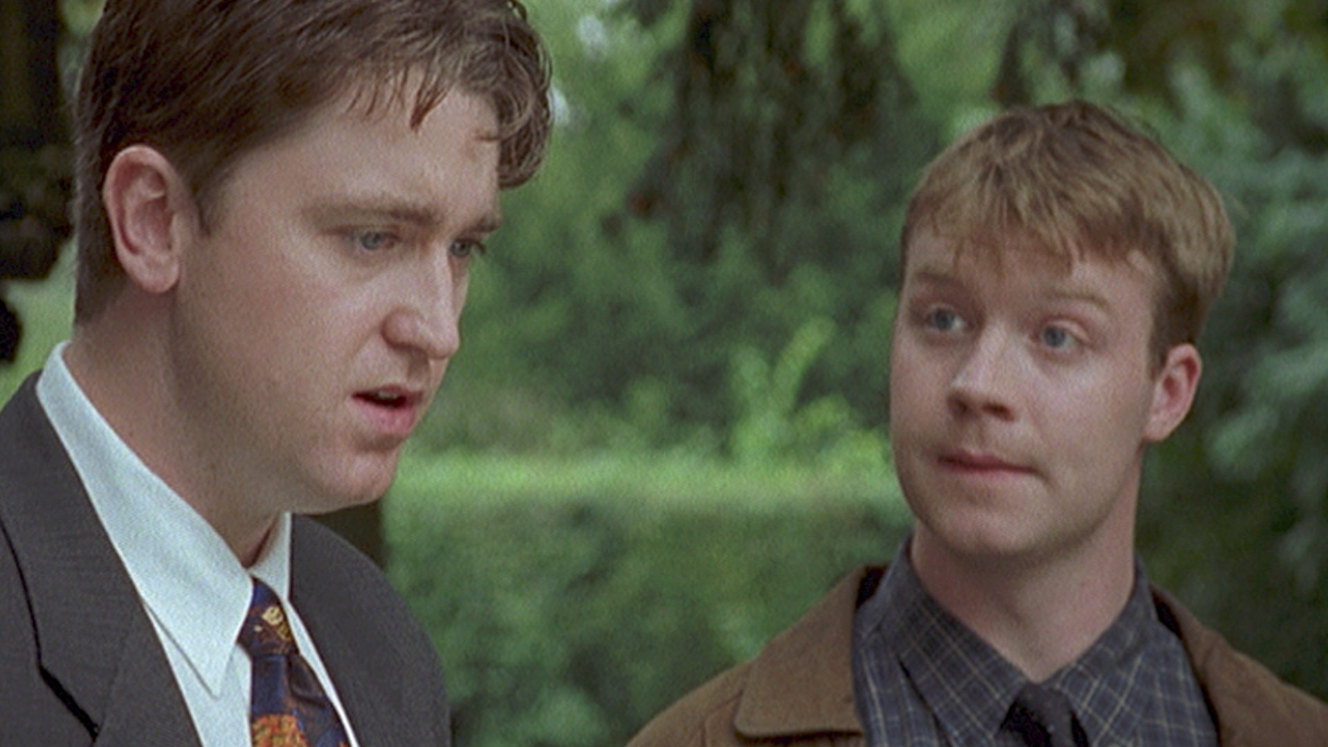 "Inspector Barnaby - Der Fluch von Aspern Tallow": Sergeant Troy (Daniel Casey) und Nico (Ed Waters) stehen nebeneinander. Troy sieht verärgert aus.