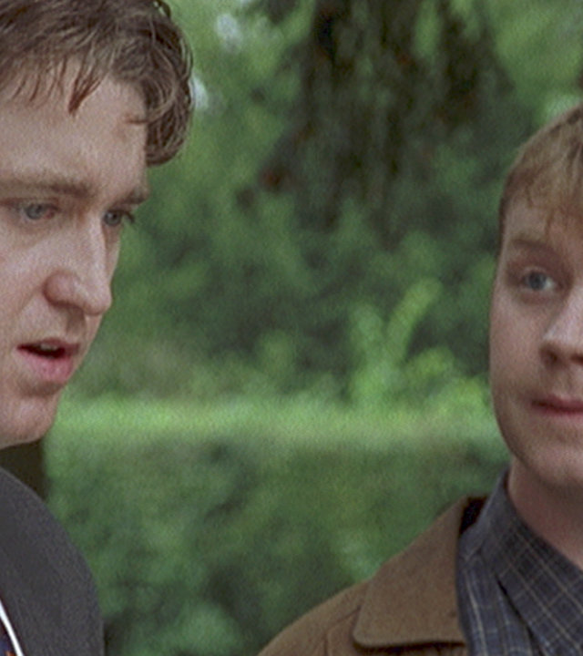 "Inspector Barnaby - Der Fluch von Aspern Tallow": Sergeant Troy (Daniel Casey) und Nico (Ed Waters) stehen nebeneinander. Troy sieht verärgert aus.