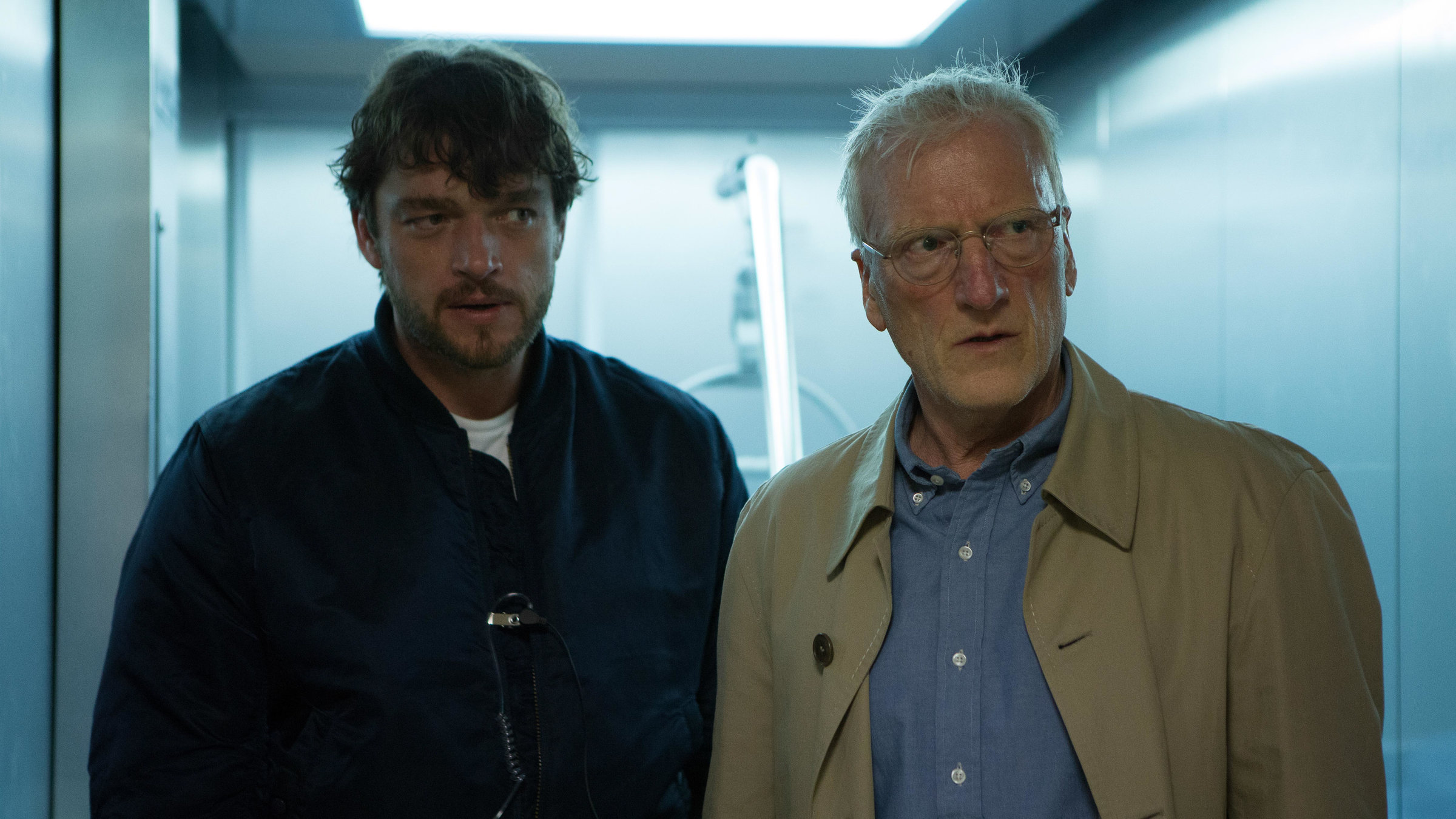 "Dengler - Die letzte Flucht": Georg Dengler (Ronald Zehrfeld) und Dr. Bernhard Voss (Ernst Stoetzner) stehen nebeneinander.