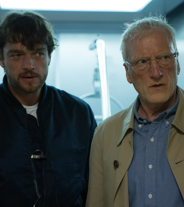 "Dengler - Die letzte Flucht": Georg Dengler (Ronald Zehrfeld) und Dr. Bernhard Voss (Ernst Stoetzner) stehen nebeneinander.
