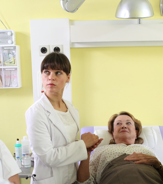 "Bettys Diagnose - Neuanfang": Dr. Lewandowski (Erich Klotzsch) und Dr. Mira Köttner (Lore Richter) kümmern sich um die Patientin Bärbel Plum (Babara Focke) und ihren Ehemann Ulrich Plum (Peter Prager) im Behandlungszimmer.