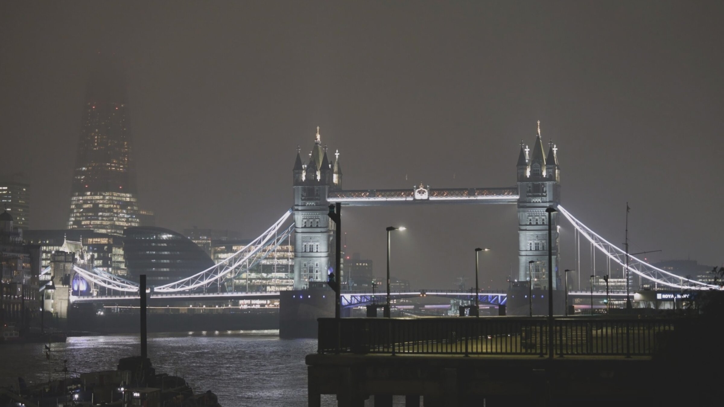 "Megacitys – Wenn es Nacht wird in London": Blick auf London bei Nacht mit der beleuchteten Tower Bridge und mit Nebel im Hintergrund