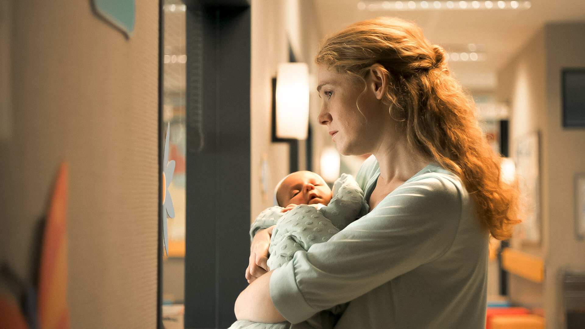 "Doktor Ballouz - Wunschkind": Dunja (Katya Molchanova) steht mit ihrem Baby im Arm im Krankenhausflur.