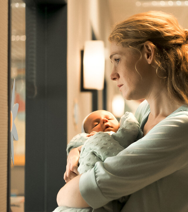 "Doktor Ballouz - Wunschkind": Dunja (Katya Molchanova) steht mit ihrem Baby im Arm im Krankenhausflur.