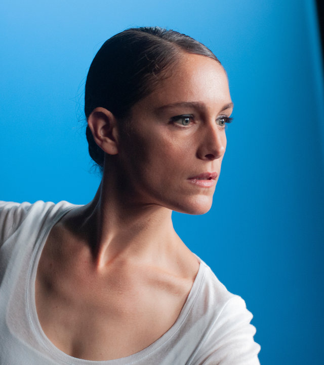 "L'Opéra - Dancing in Paris - Ambitionen": Zoé (Ariane Labed) steht vor blau beleuchteten Requisiten auf einer Bühne und schaut konzentriert in die Ferne.