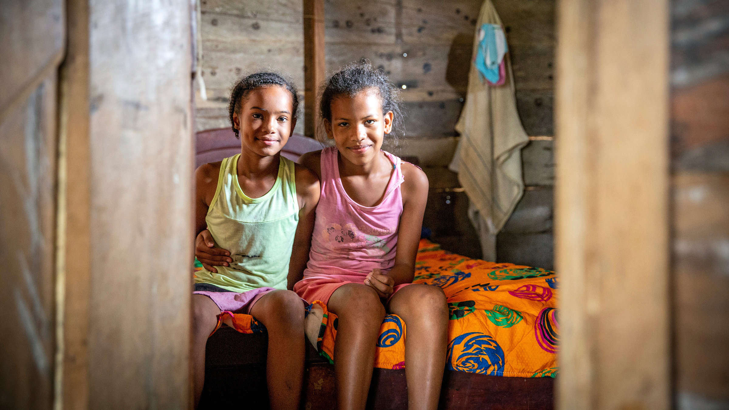 "Die gefährlichsten Schulwege der Welt: Kolumbien": Die Schwestern Kendys (li.) und Karen (re.) teilen sich in der kleinen Holzhütte ein Zimmer. Die 11-jährige Karen ist Schülerin der Highschool im 20 Kilometer entfernten Cuturú.