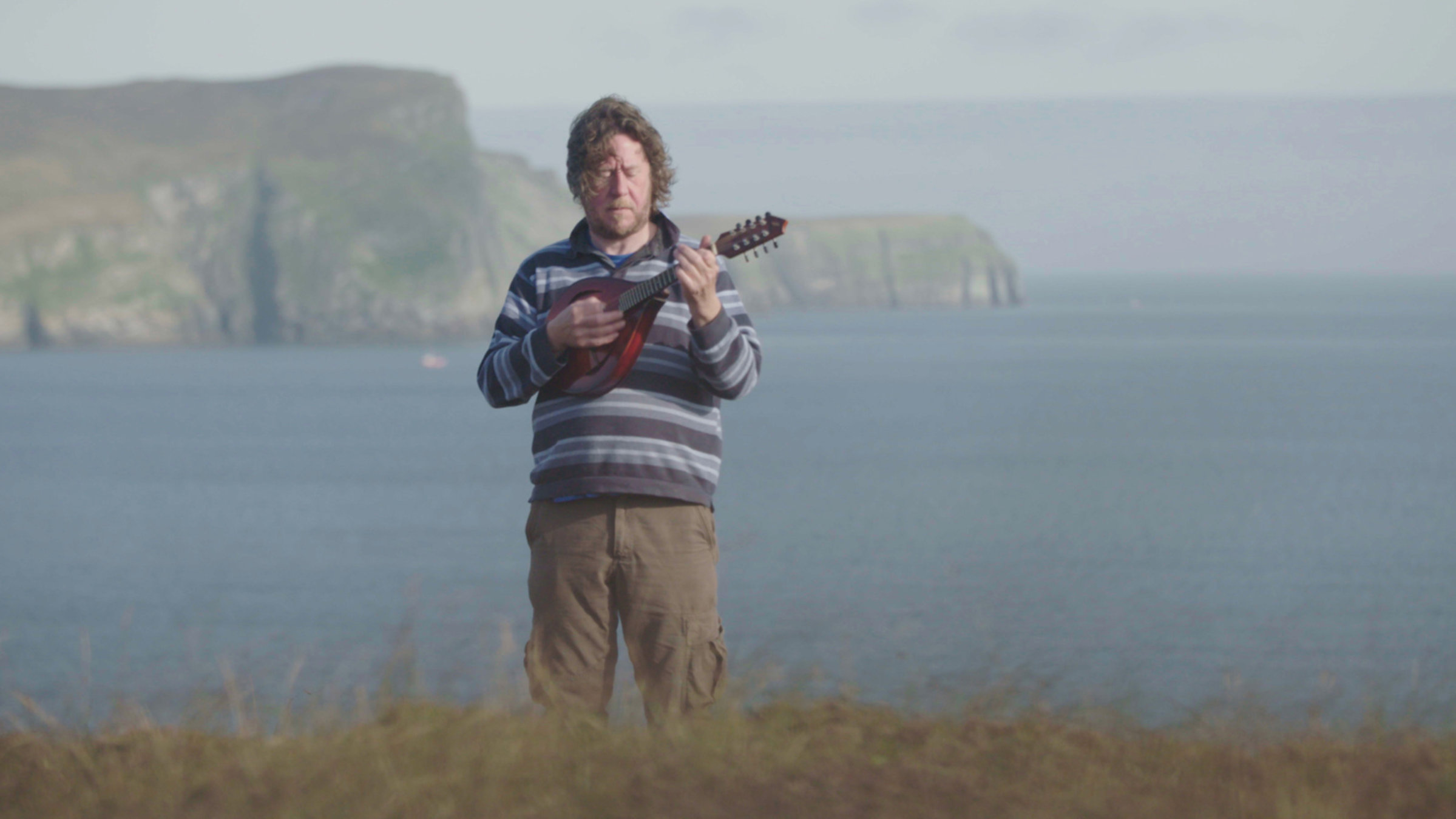"Die Inseln der Queen (1/5) - Die Shetlandinseln": Kennie Johnson ist Musiker und Mandolinenbauer.