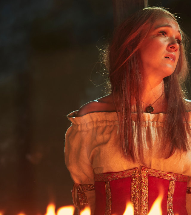 "Sketch History - Neues von gestern": Eine Hexe (Carolin Kebekus) steht auf dem lodernden Scheiterhaufen und blickt verzweifelt in die Ferne.