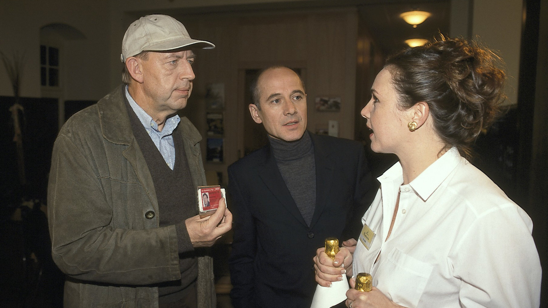 "Der letzte Zeuge - Das Klassentreffen": Joe Hoffer (Jörg Gudzuhn) und Gerichtsmediziner Dr. Robert Kolmaar (Ulrich Mühe) sprechen im Hotel mit Loretta (Gabriela Völsch).