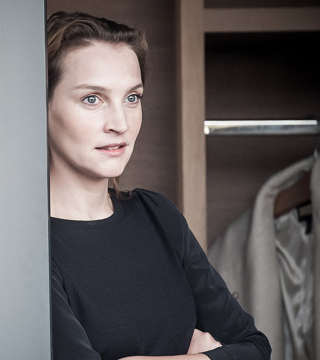 "Der Bergdoktor - Zwei Mütter (1)": Nicole Jenninger (Jana Klinge) an eine Wand gelehnt, blickt gedankenverloren aus dem Fenster.