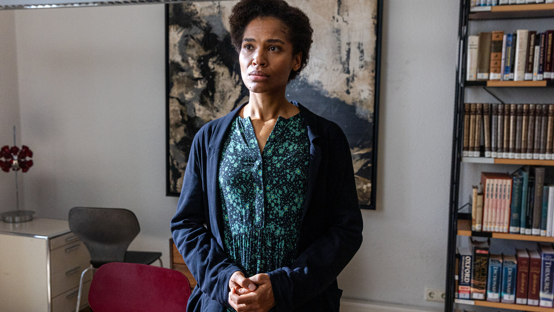 "Letzte Spur Berlin - Zugehörig": Jacky Steiner (Cynthia Micas) steht mitten in einem Büro mit zusammengefalteten Händen und schaut dabei sehr verzweifelt nach vorne.