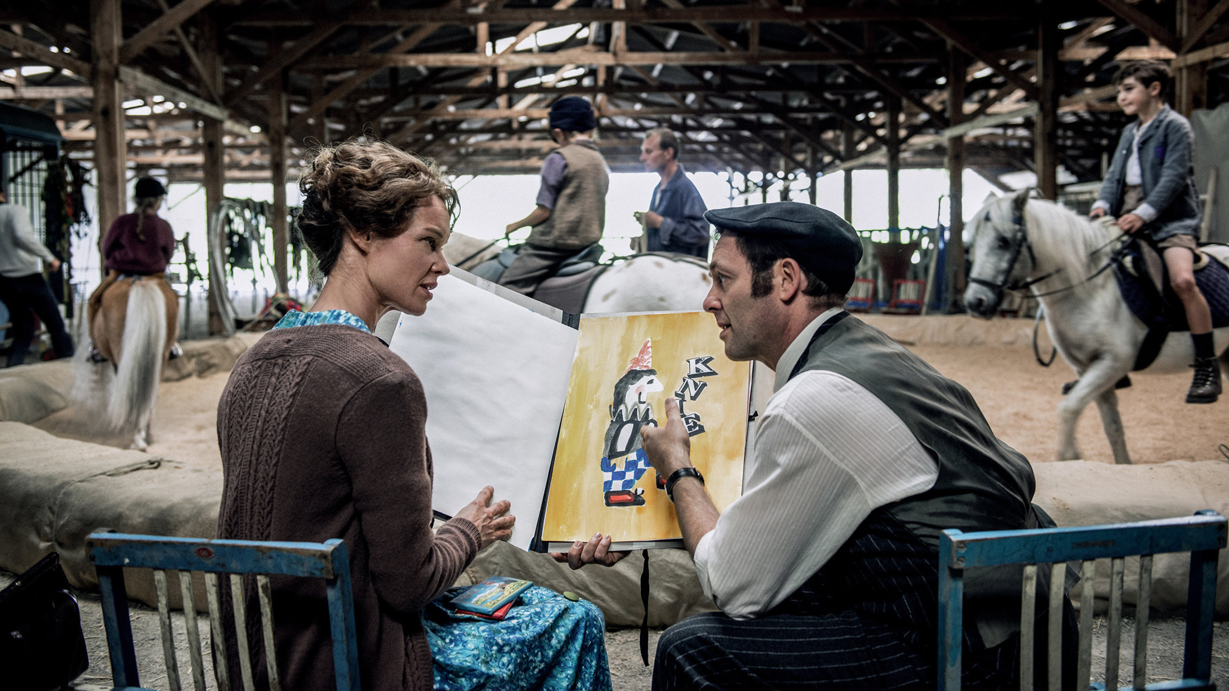 "Dynastie Knie – 100 Jahre National Circus (1/2 und 2/2)": Margrit Knie-Lippuner (Mona Petri) mit Sohn Fredy Knie Senior (Samuel Weiss) begutachten Entwürfe für das berühmte Plakat.