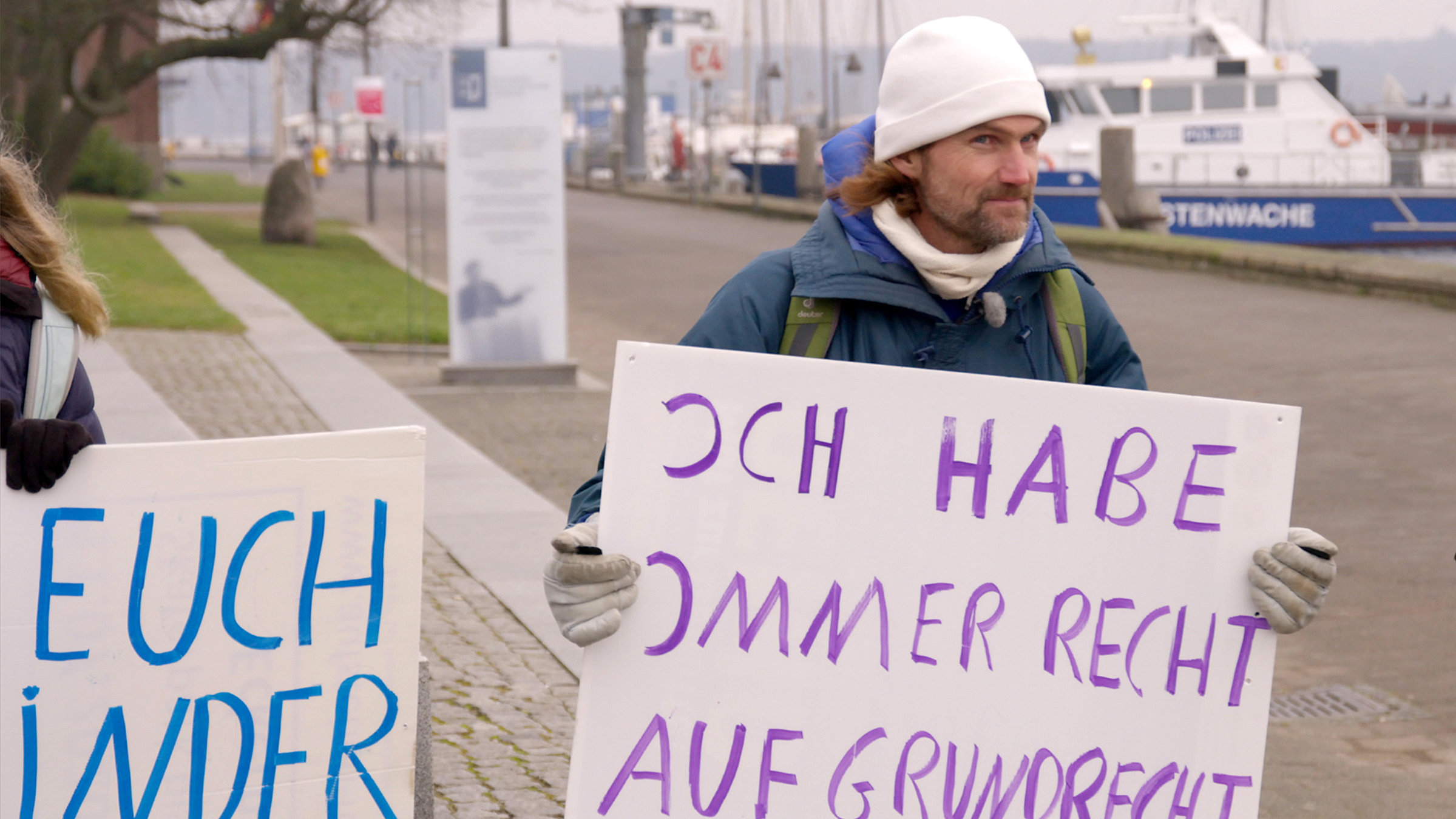 "Querdenker": Querdenker Leif H. demonstriert in Kiel gegen die Corona-Maßnahmen der Regierung.