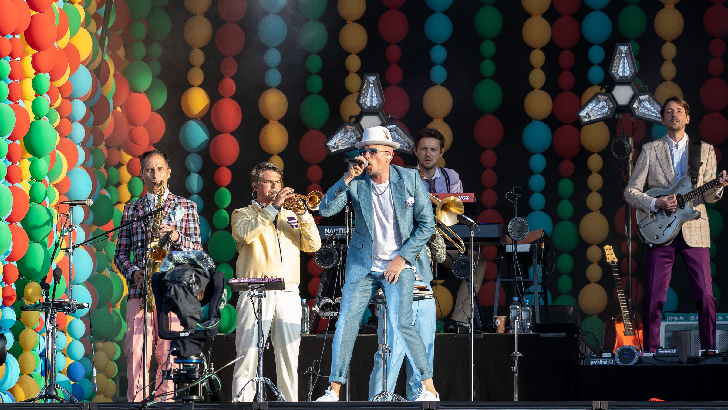 "Jan Delay & Disko No. 1: Earth, Wind & Feiern Live 2021": Jan Delay und seine Band Disko No.1 beim "Strandkorb-Konzert" in Wiesbaden.