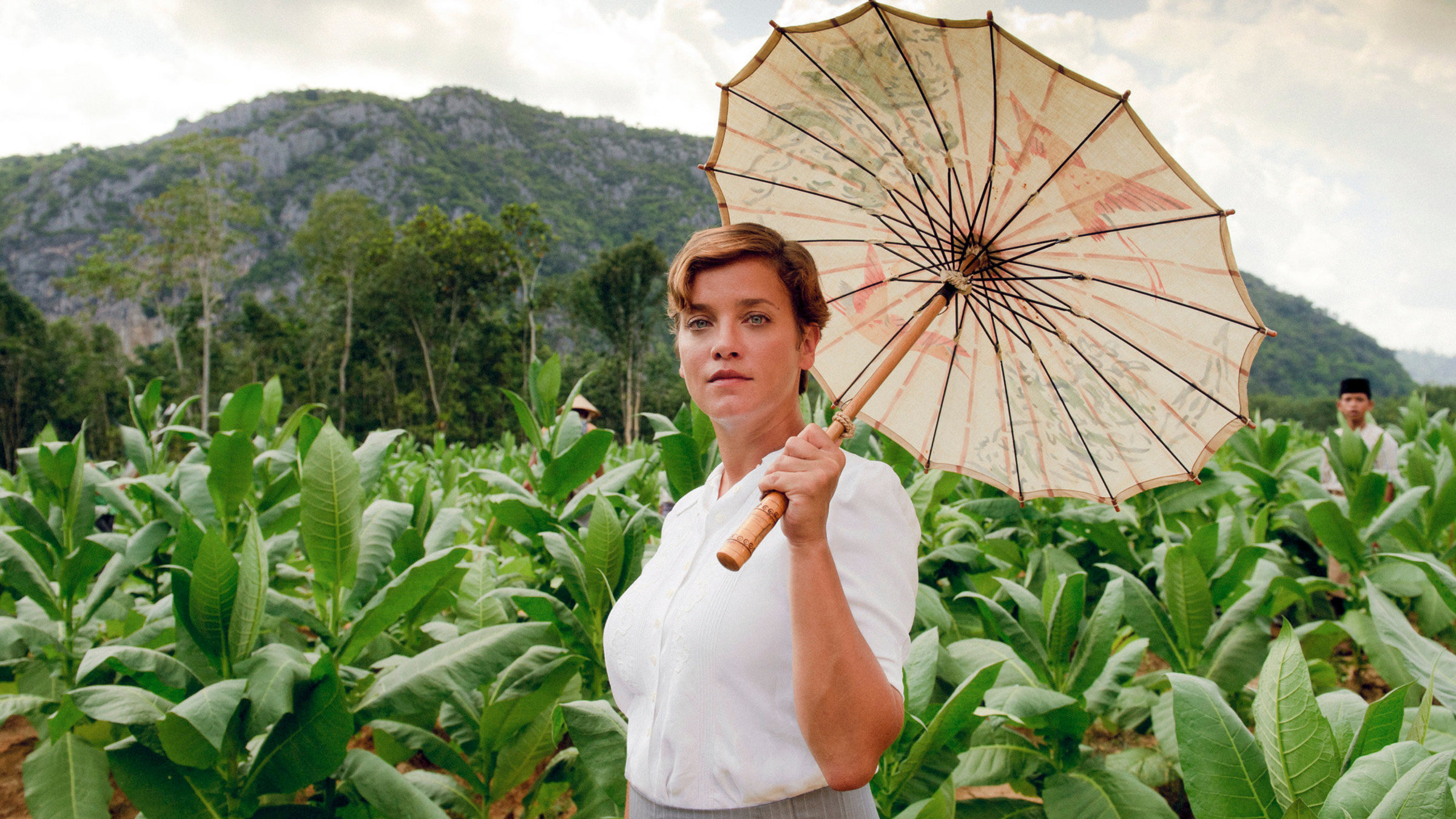 "Liebe und Tod auf Java (1/2)": Hellen Landgraf (Muriel Baumeister) führt eine Tabakplantage in Batavia.