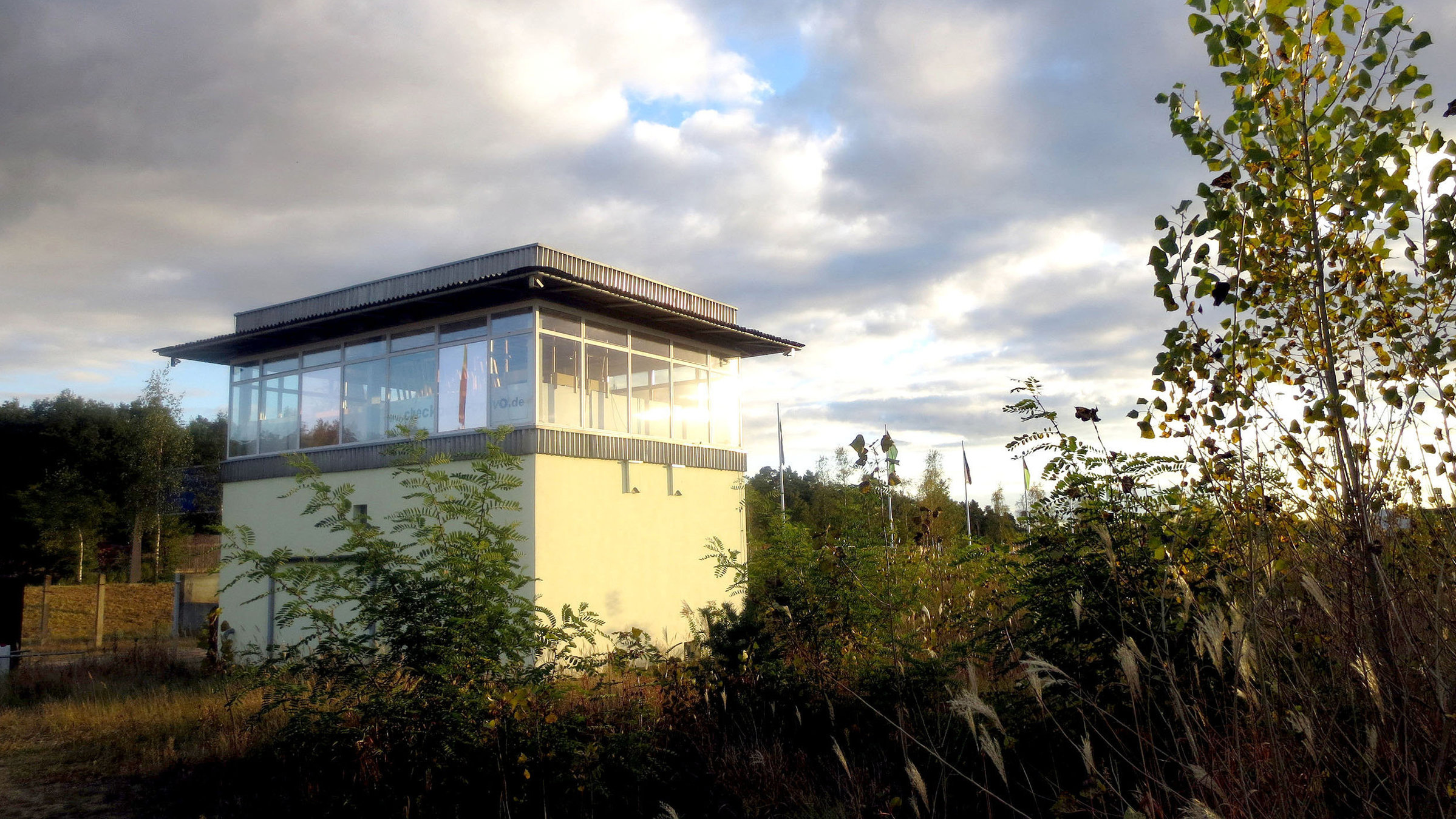 "Geheimnisvolle Orte: Drewitz-Dreilinden": Kommandantenturm an der ehemaligen Grenzübergangstelle Drewitz.