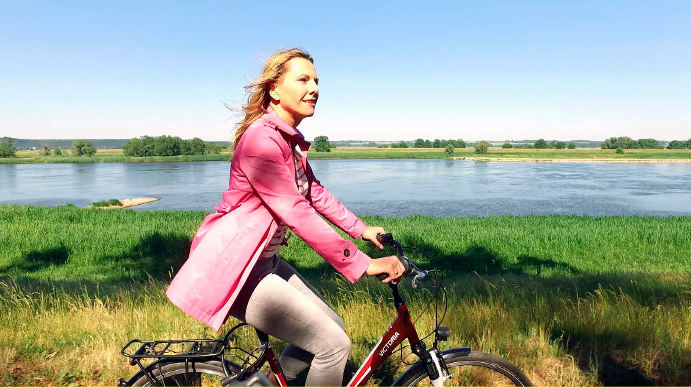 "Reise durch die Uckermark": Moderatorin Andrea Grießmann unterwegs in den Oderauen auf dem Oder-Neiße-Radweg.