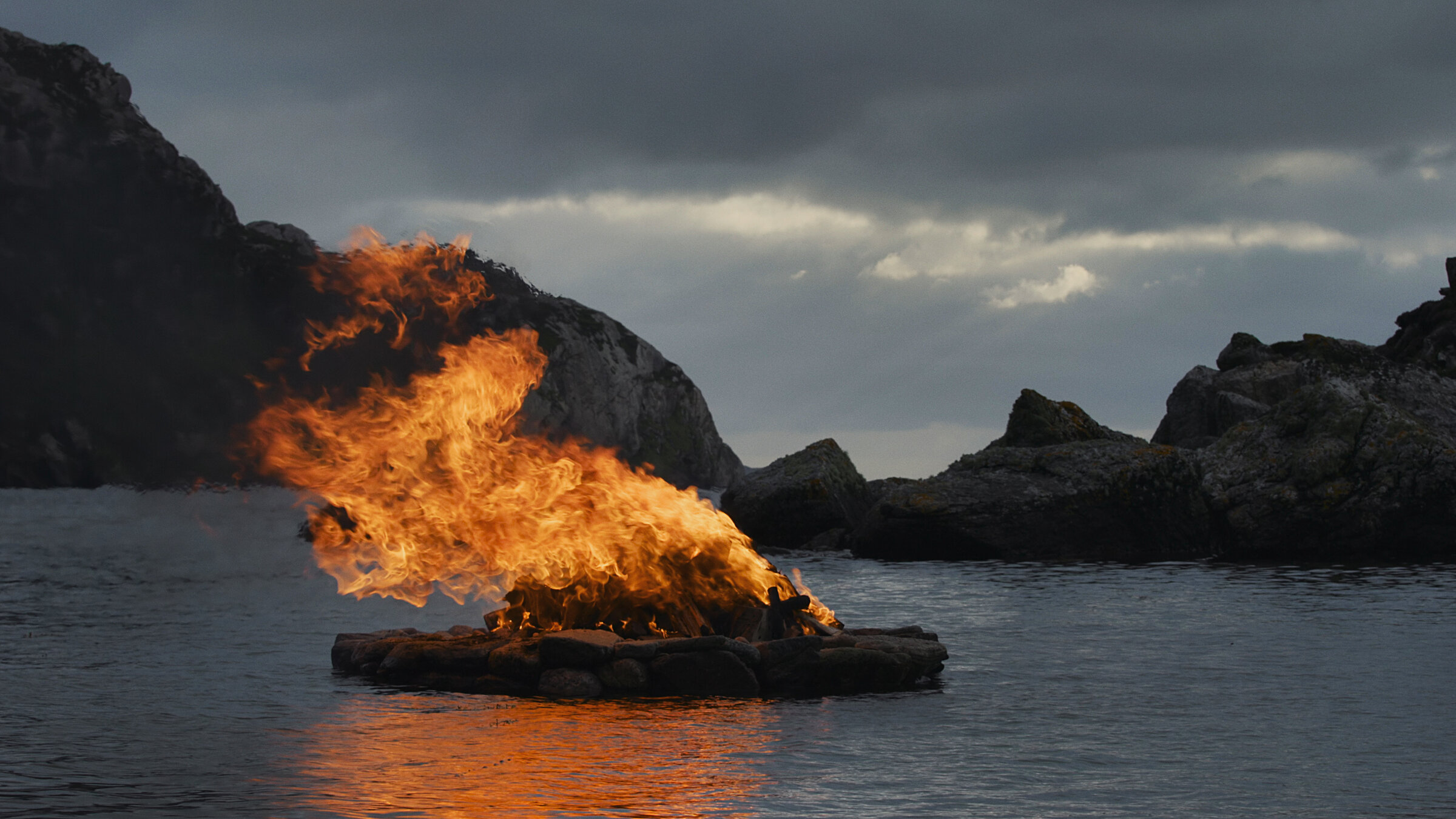 "Tracing Light - Die Magie des Lichts": Große Feuerstelle vor Meereslandschaft.