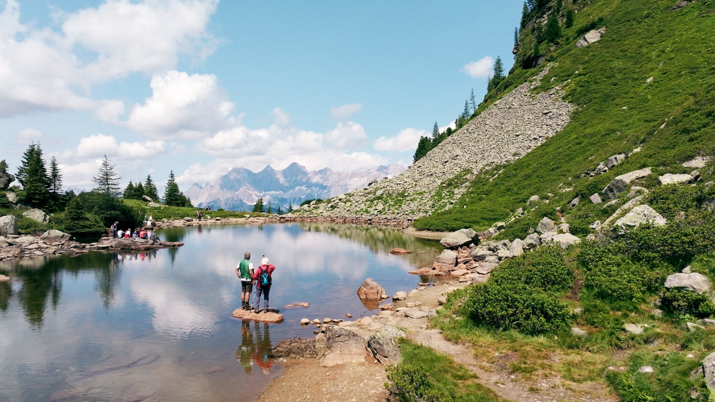 "Wilde Wasser und weite Wege in den Schladminger Tauern": Alfred und Sepp genießen die Aussicht.