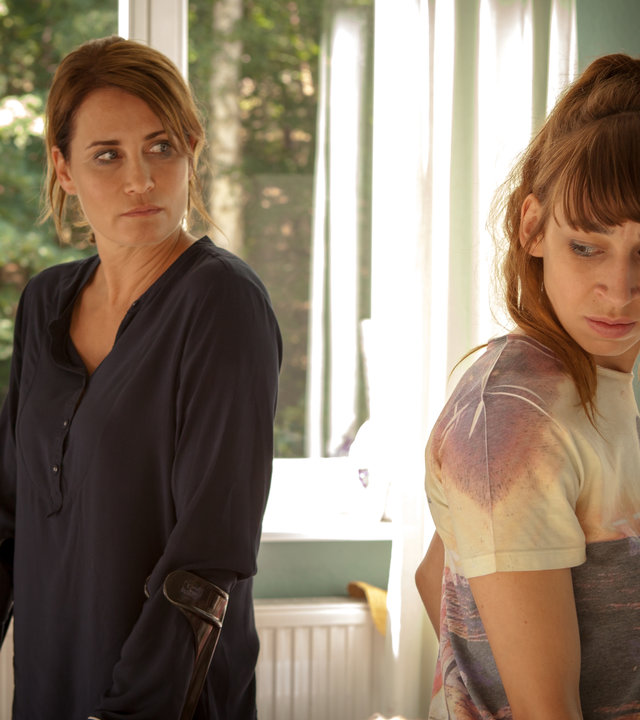 "Zweitbettzimmer": Konstanze (Anja Kling) und Jaqueline (Carol Schuler) stehen in ihrem Zimmer in der Reha-Klinik.
