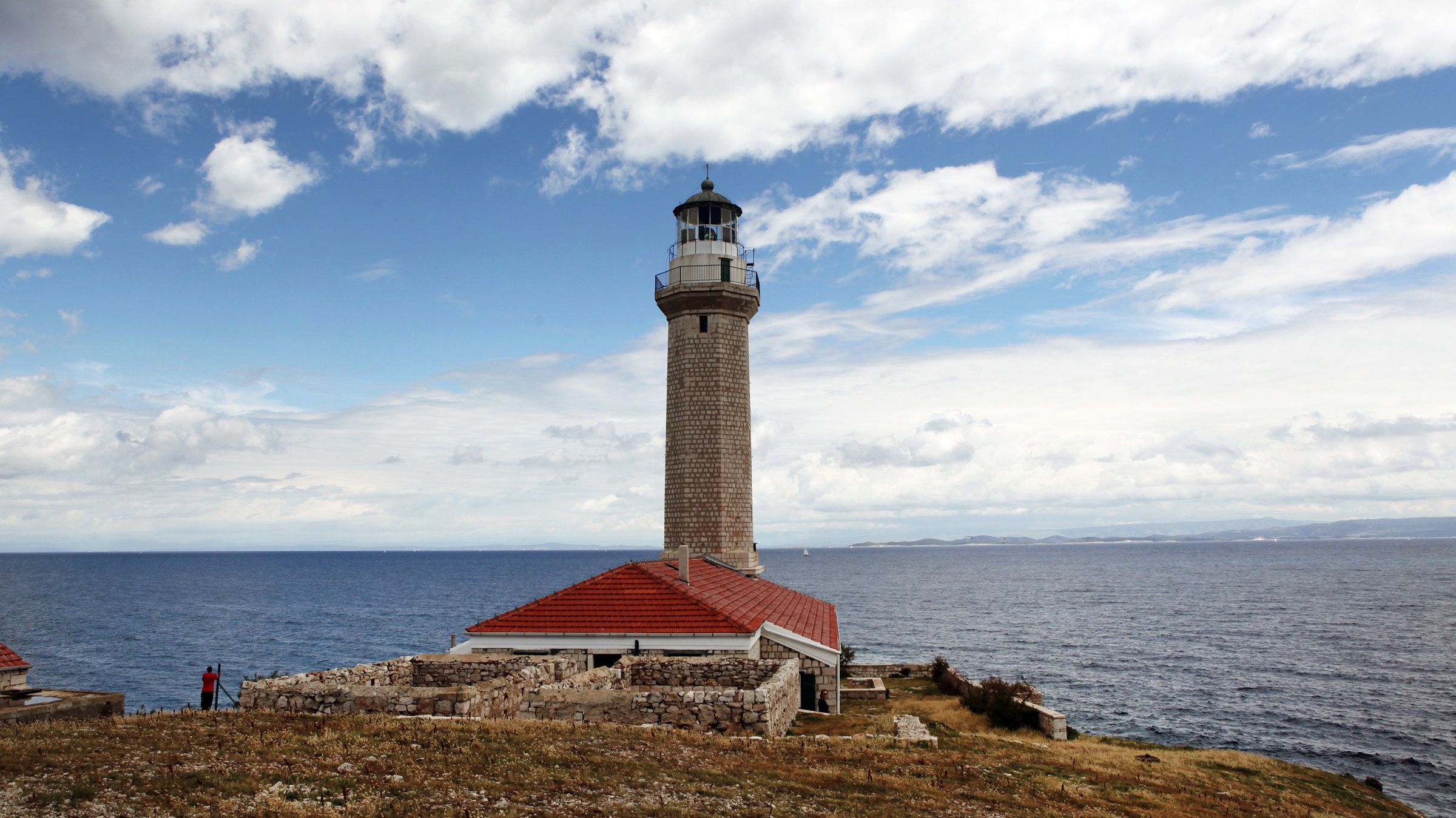 "Küstenparadies Kroatien (3/3) - Mitteldalmatien": Der Leuchtturm Stonicica auf der Insel Vis.