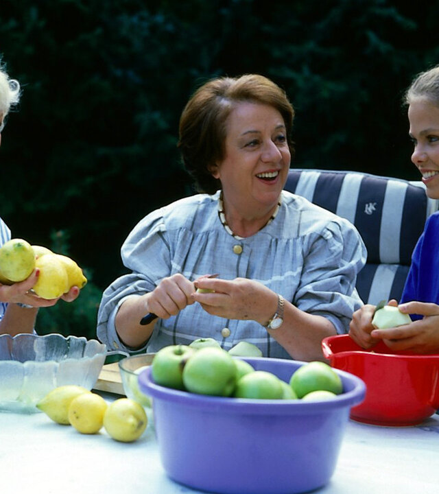 "Die Wicherts von nebenan: Einkochen und Einbrechen": An einem Gartentisch. Hannelore (Maria Sebaldt), Gerda (Inge Wolffberg) und Elke (Juliane Rautenberg) schälen in fröhlicher Stimmung gemeinsam Äpfel, um Kompott zu kochen.