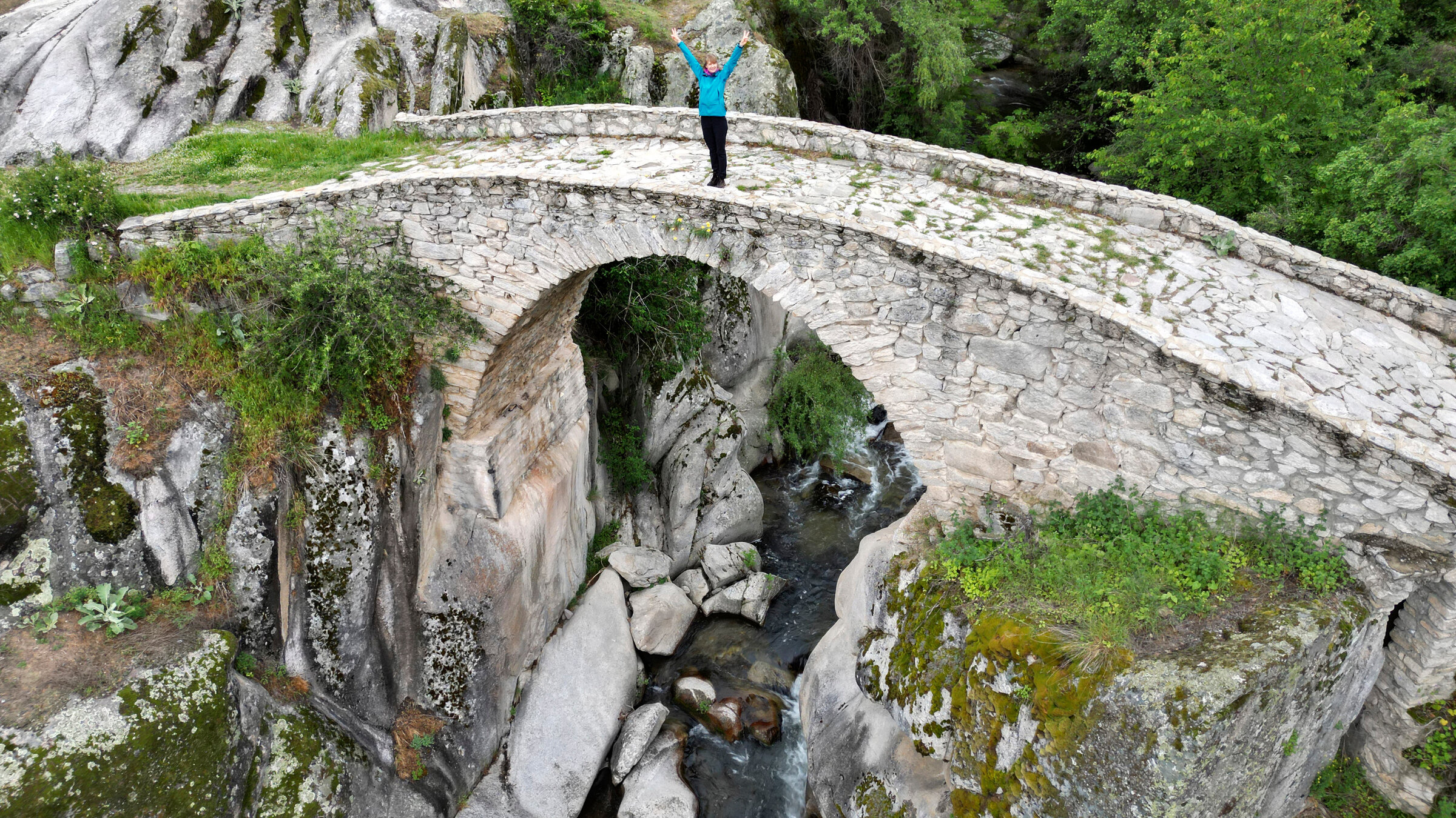 "Nordmazedonien erleben": Nina Heins auf der Steinbrücke bei Zovikj.