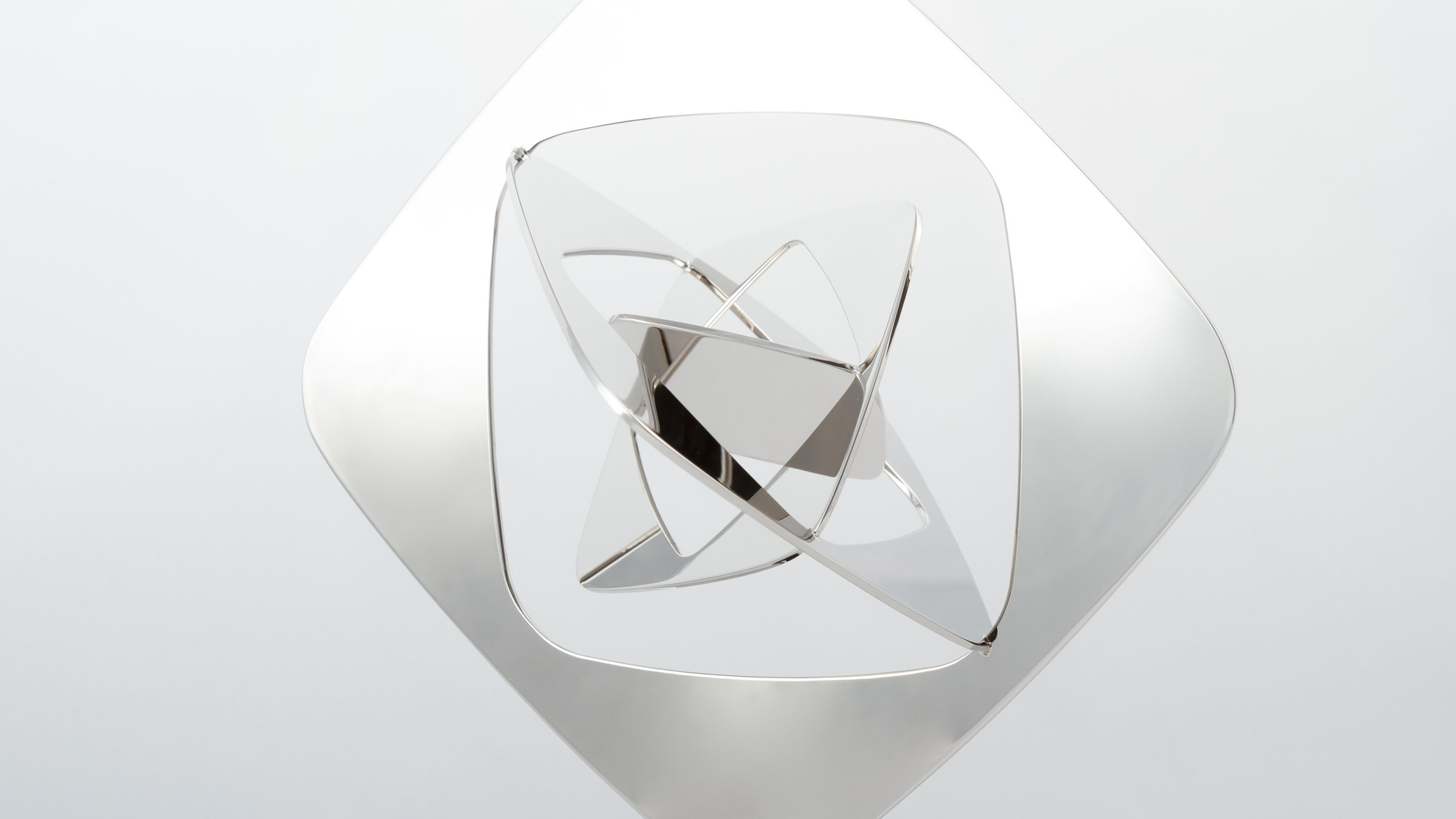 "Verleihung des 57. Grimme-Preises 2021": Die Trophäe – ein silbernes Quadrat mit abgerundeten Ecken, in dessen Mitte sich die gleichen, immer kleineren Quadrate ineinanderschlingen.