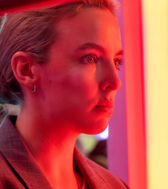 "Killing Eve - Neue Allianzen": Villanelle (Jodie Comer) steht in einem bunt beleuchteten Gang und schaut entschlossen in die Ferne.