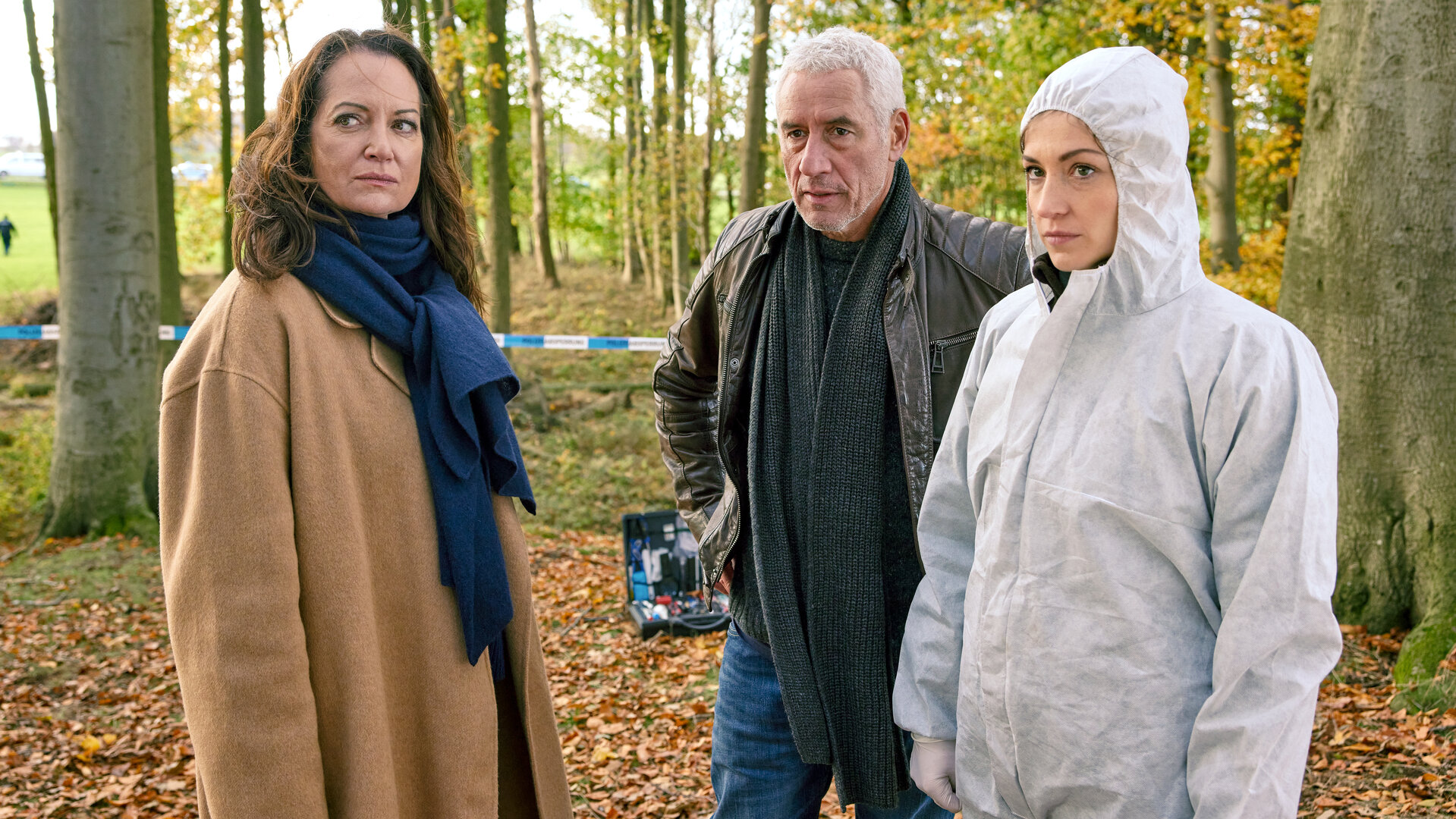 "Unter anderen Umständen - Nordwind": Jana Winter (Natalia Wörner), Matthias Hamm (Ralph Herforth) und Rechtsmedizinerin (Sophia Schubert) stehen an einem Tatort im Wald.