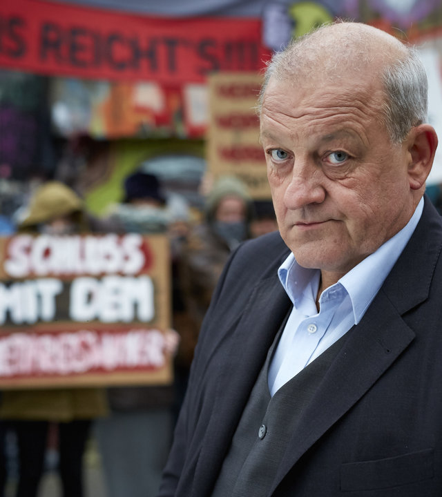 „Wilsberg – Mord und Beton“: Georg Wilsberg (Leonard Lansink) vor Aktivisten im Hafenviertel.