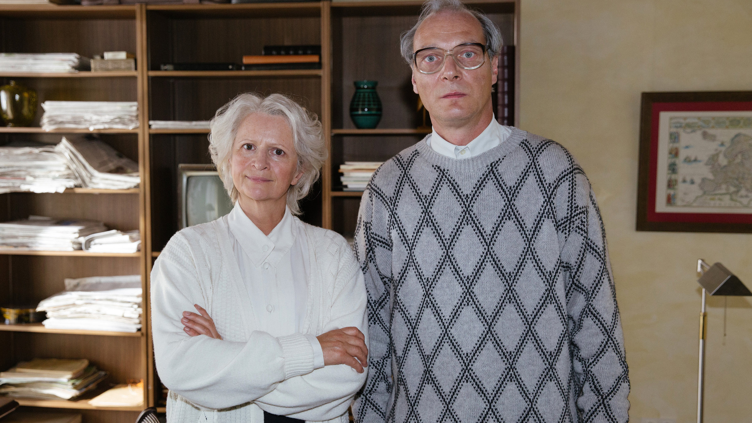 "Willkommen bei den Honeckers": Margot Honecker (Johanna Gastdorf) wacht eisern darüber, dass kein Fotograf kompromittierende Bilder von ihrem Mann Erich Honeckers (Martin Brambach) machen kann.