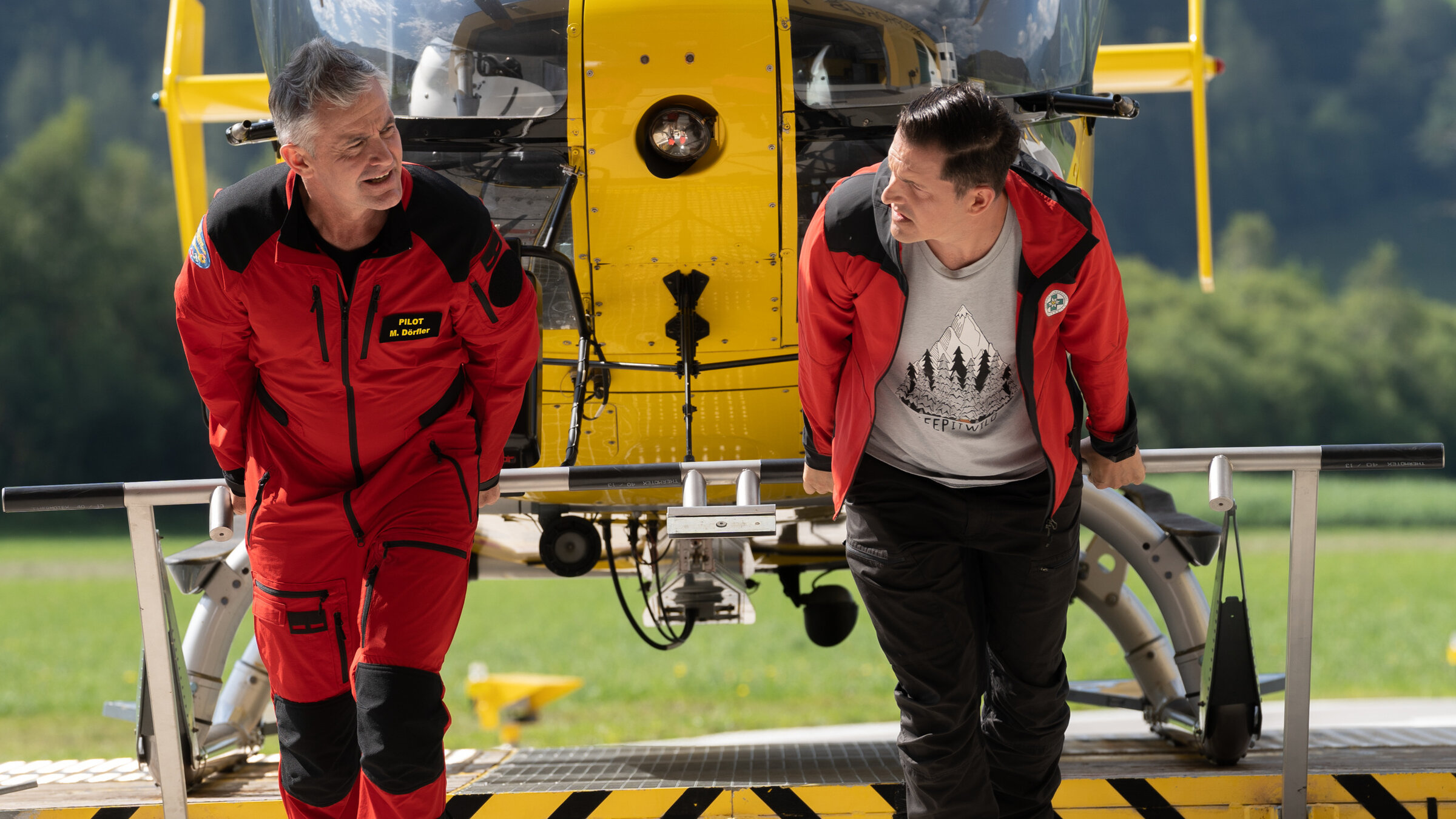 "Die Bergretter: Loslassen": Michael (Robert Lohr) und Rudi (Michael Pascher) ziehen den Rettungshubschrauber auf den Hangar.