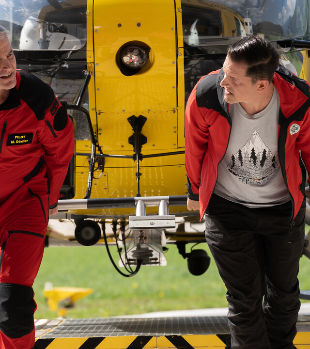"Die Bergretter: Loslassen": Michael (Robert Lohr) und Rudi (Michael Pascher) ziehen den Rettungshubschrauber auf den Hangar.