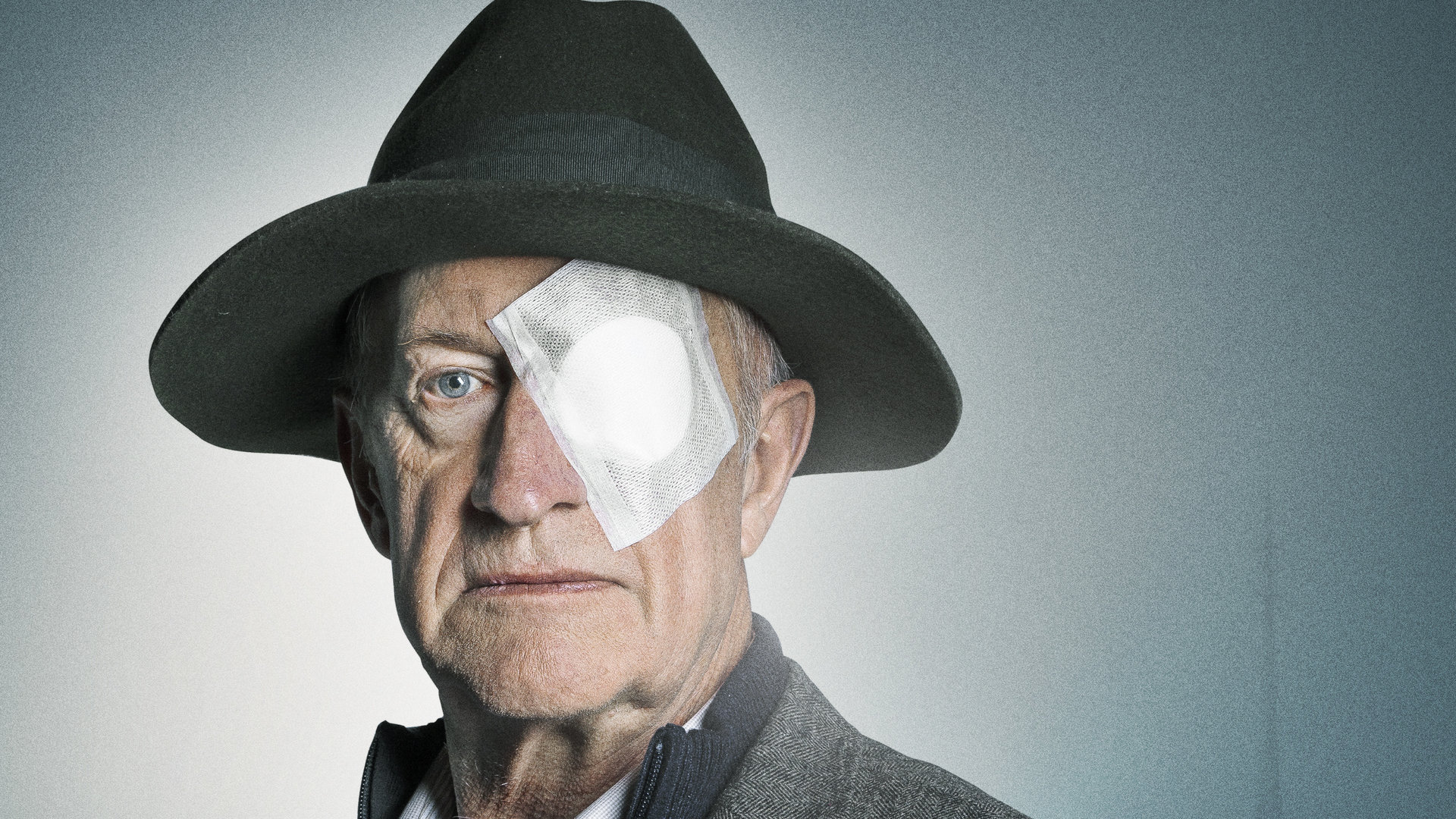 "Unseen - Der unsichtbare Gast": Porträt von Viktor Decondé (Luc van Grunderbeeck). Sein linkes Auge ist mit einem Pflaster verbunden.