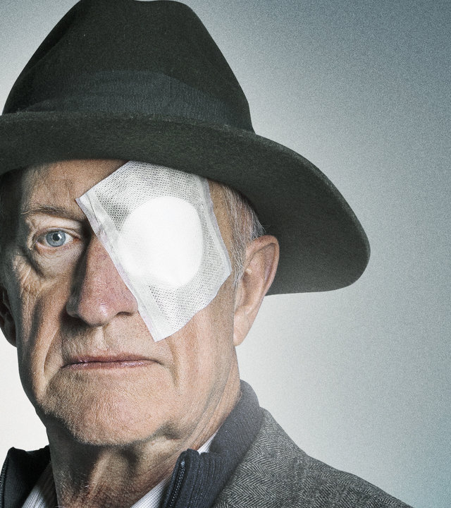 "Unseen - Der unsichtbare Gast": Porträt von Viktor Decondé (Luc van Grunderbeeck). Sein linkes Auge ist mit einem Pflaster verbunden.