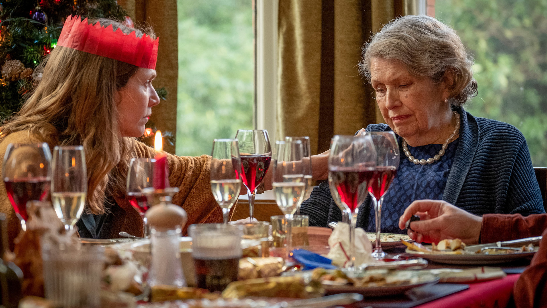 "Years and Years": Edith Lyons (Jessica Hynes) tröstet die traurig dreinblickende Muriel Deacon (Anne Reid).