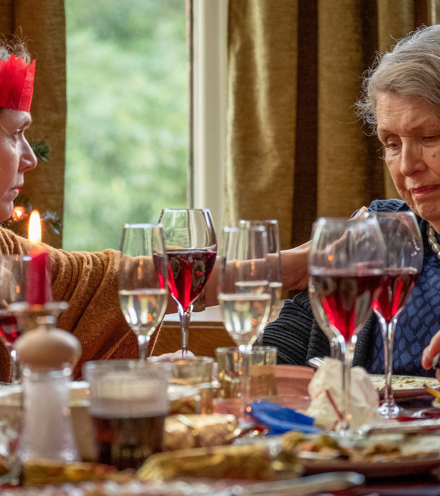 "Years and Years": Edith Lyons (Jessica Hynes) tröstet die traurig dreinblickende Muriel Deacon (Anne Reid).