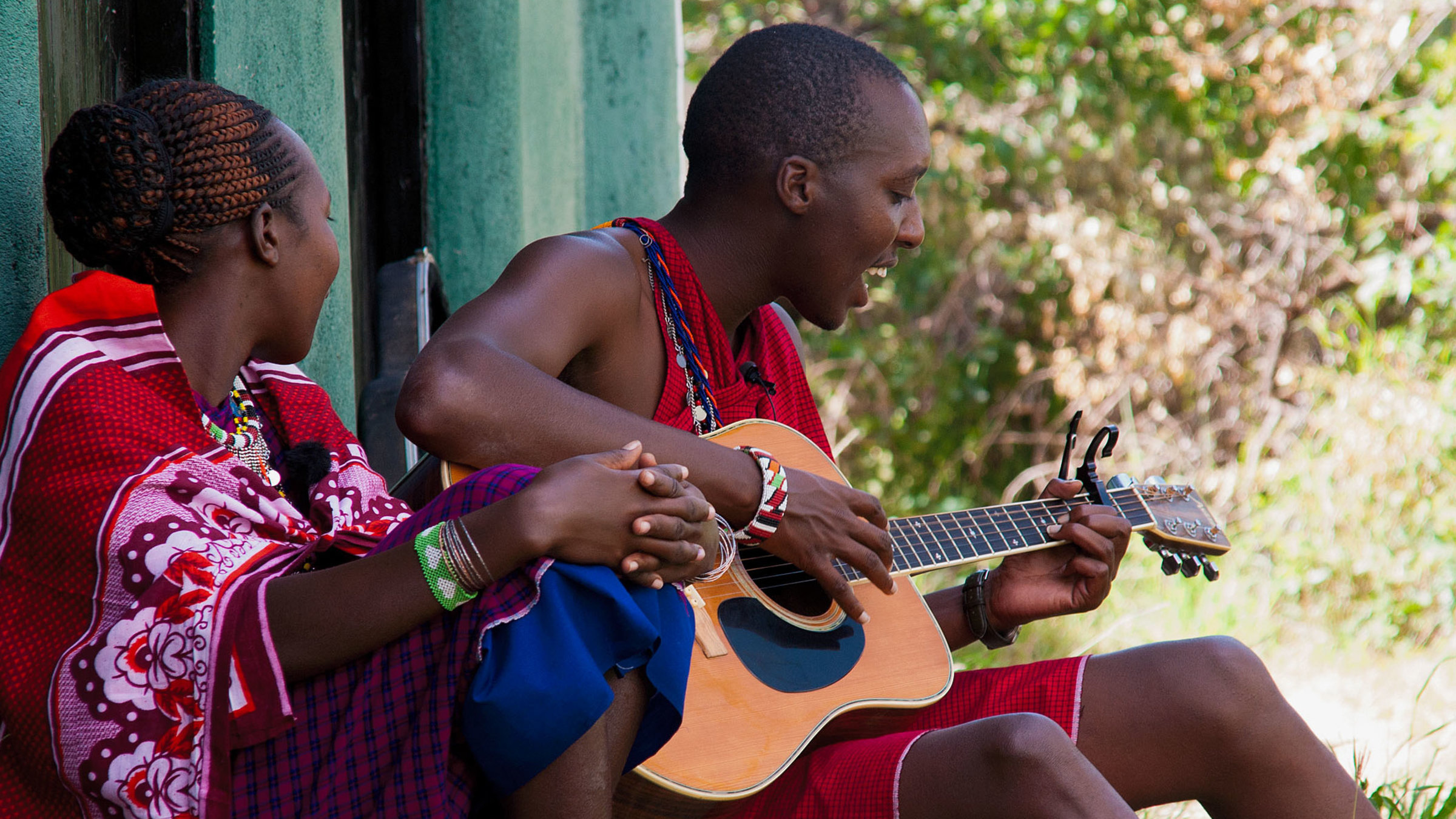"Der Äquator - Breitengrad der Extreme (3/5)" - Mary Kiserian und Guide Joseph Saruni singen fürs Leben gerne Gospel Lieder.
