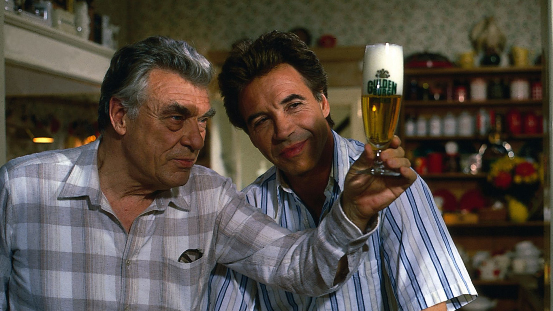 "Das Erbe der Guldenburgs - Der traurige Abschied": Thomas (Wolf Roth) und der Betriebsleiter der Brauerei (Franz Joseph Steffens) begutachten ein Glas des Guldenburg-Biers.