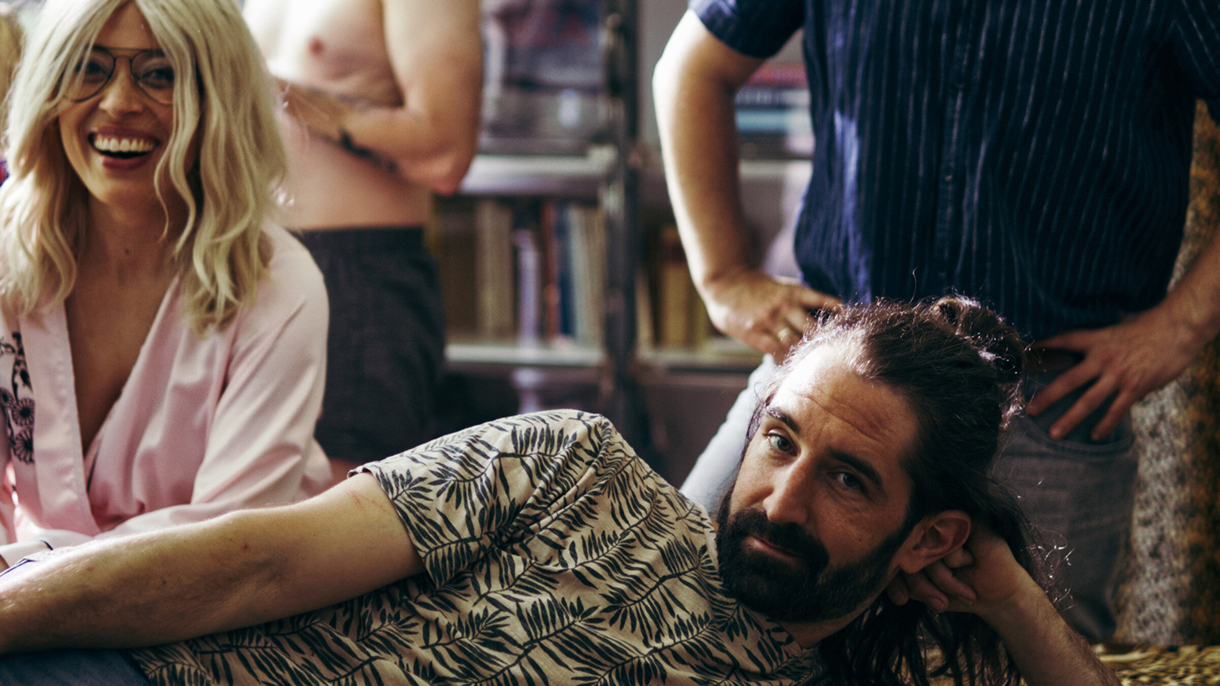 "Gags - Comedy Deluxe - Der letzte Mann ohne Podcast und Hochkultur-Porno": Sonja Cariaso (links), Sebastian Brummer (Mitte), Jakob Leube (rechts) und Freddy Radeke (liegend).