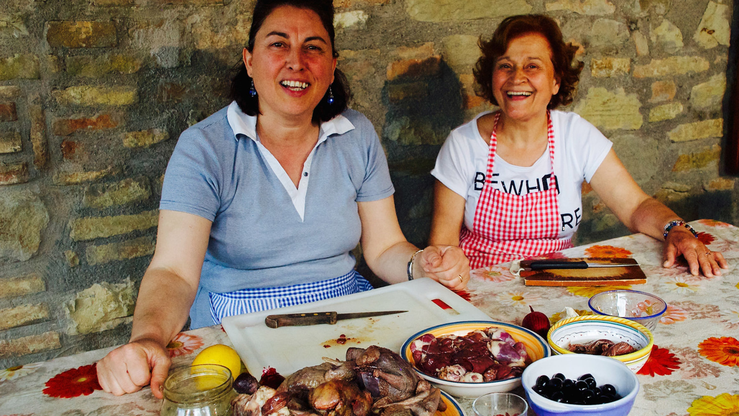 "Zu Tisch ... in Umbrien": Tante Anna und Großmutter Najda bereiten gebratene Tauben zu.