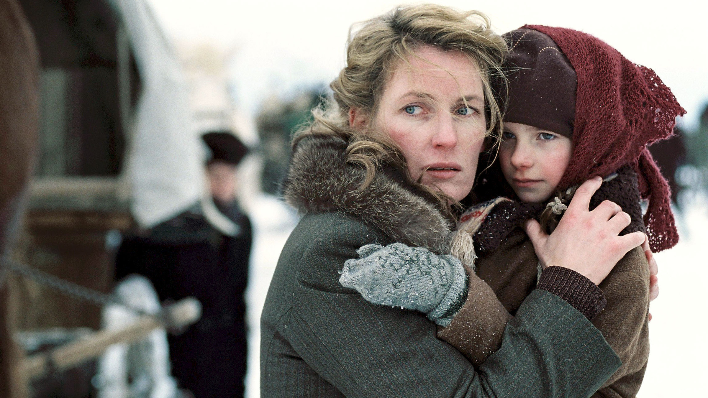 Im Januar 1945 sind Lena Gräfin von Mahlenberg (Maria Furtwängler) und ihre Tochter Victoria (Stella Kunkat) - wie viele Millionen Menschen - gezwungen, vor der herannahenden Front zu flüchten und sich auf eine entbehrungsreiche Reise in eine ungewisse Zukunft zu machen.