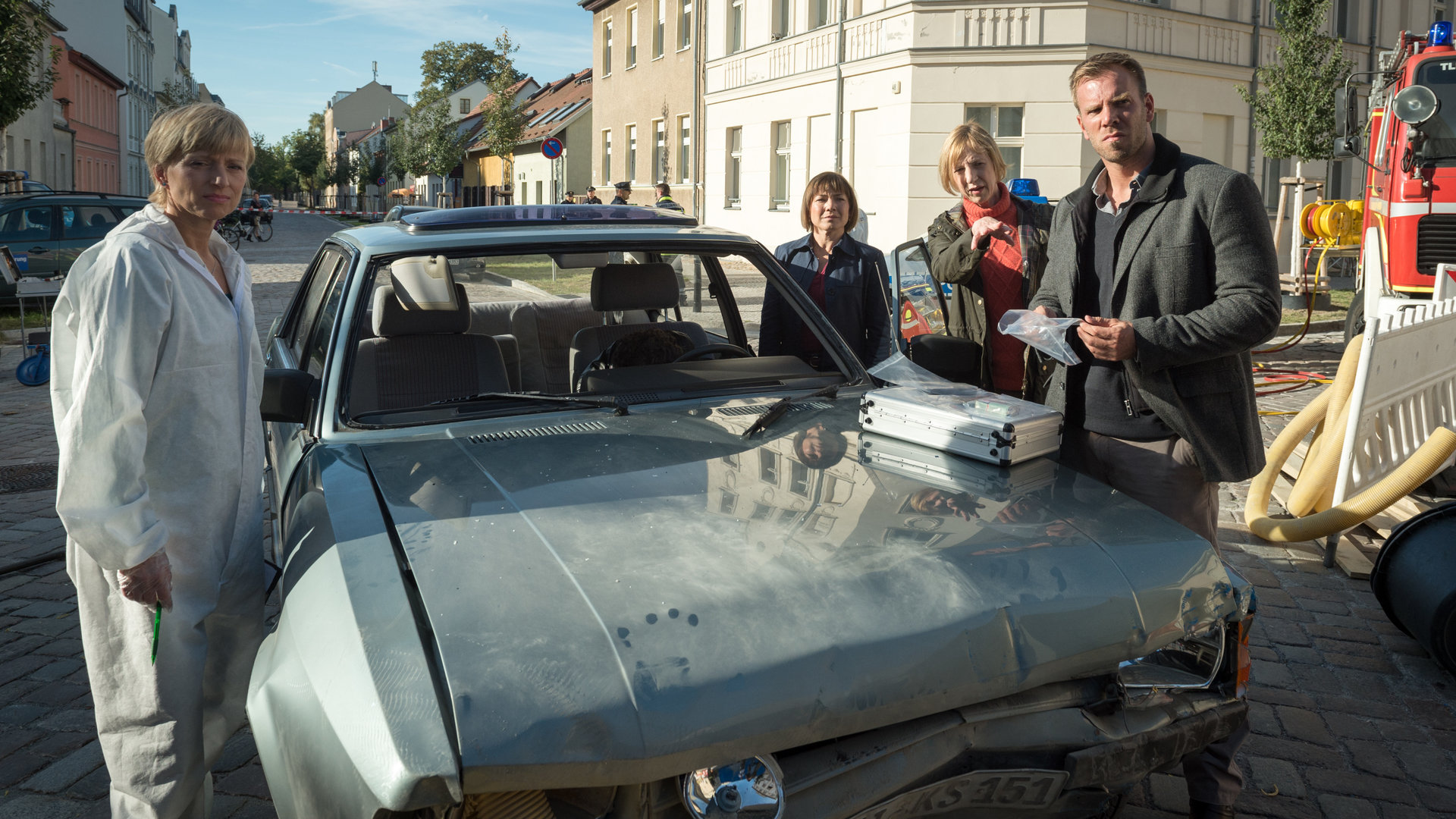 "SOKO Wismar – Der verlorene Sohn“:  Roswitha Prinzler (Silke Matthias), Katrin Börensen (Claudia Schmutzler), Dr. Helene Sturbeck (Katharina Blaschke) und Lars Pöhlmann (Dominic Boeer) stehen am zu Schrott gefahrenen Auto des Opfers.